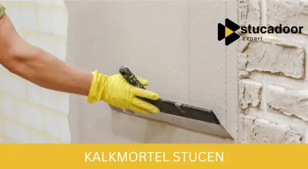 Hand met gele handschoen brengt kalkmortel aan op een binnenmuur met een troffel. Stucadoor expert.