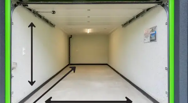 Lege garagebox met pijlen die de afmetingen aangeven, ideaal voor garagebox inrichten.