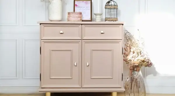 Een **oude kast opknappen voor en na**: deze roze kast is nu een blikvanger met nieuwe pootjes en decoratie.