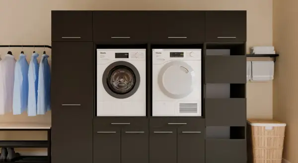 Moderne donkere kastenwand met Miele wasmachine en droger, ideaal voor wasruimte ideeën. Hangende kleding en manden voor een opgeruimd geheel.