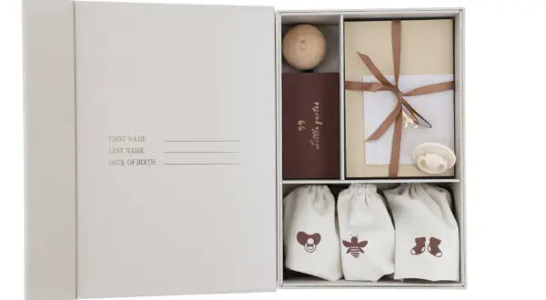 Een mooie set om een memory box te maken met een houten bal, boekje, cadeau en babyartikelen.