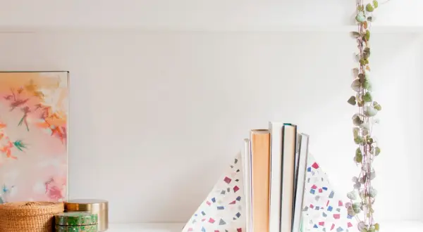 Boekensteunen in terrazzo-stijl, een leuke diy-project, houden boeken rechtop op een plank.