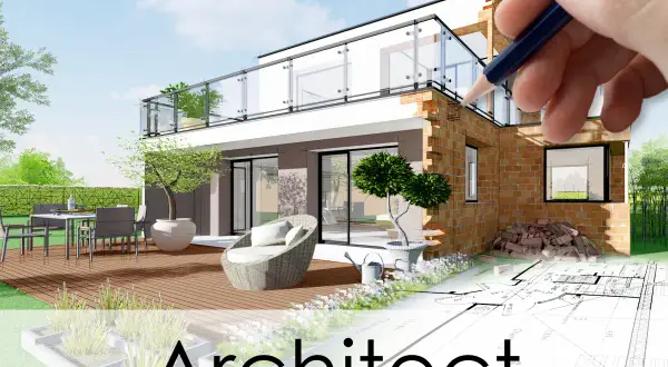 Een architect tekent aan een moderne woning met terras en tuin. De verbouwing is in volle gang.