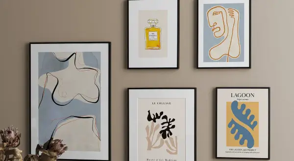 Moderne kunst aan de muur: abstracte lijnen, een Chanel-fles en gezichtsvormen. Inspiratie voor foto's aan de muur ideeën.