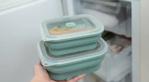 Twee opvouwbare plastic bakjes, ideaal voor het opbergen van etensresten in de koelkast.