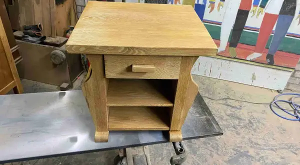 Houten nachtkastje met één lade en open vakken, klaar voor meubels zandstralen.