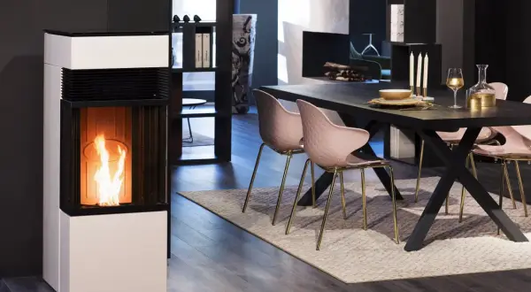 Moderne pelletkachel met vlammen, ideaal om in te bouwen in een open haard voor extra sfeer en warmte.