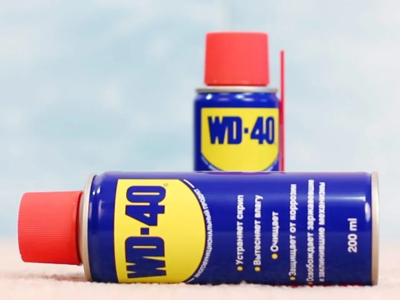 Twee blikken WD-40, een universeel product dat smeert, reinigt en beschermt tegen roest.