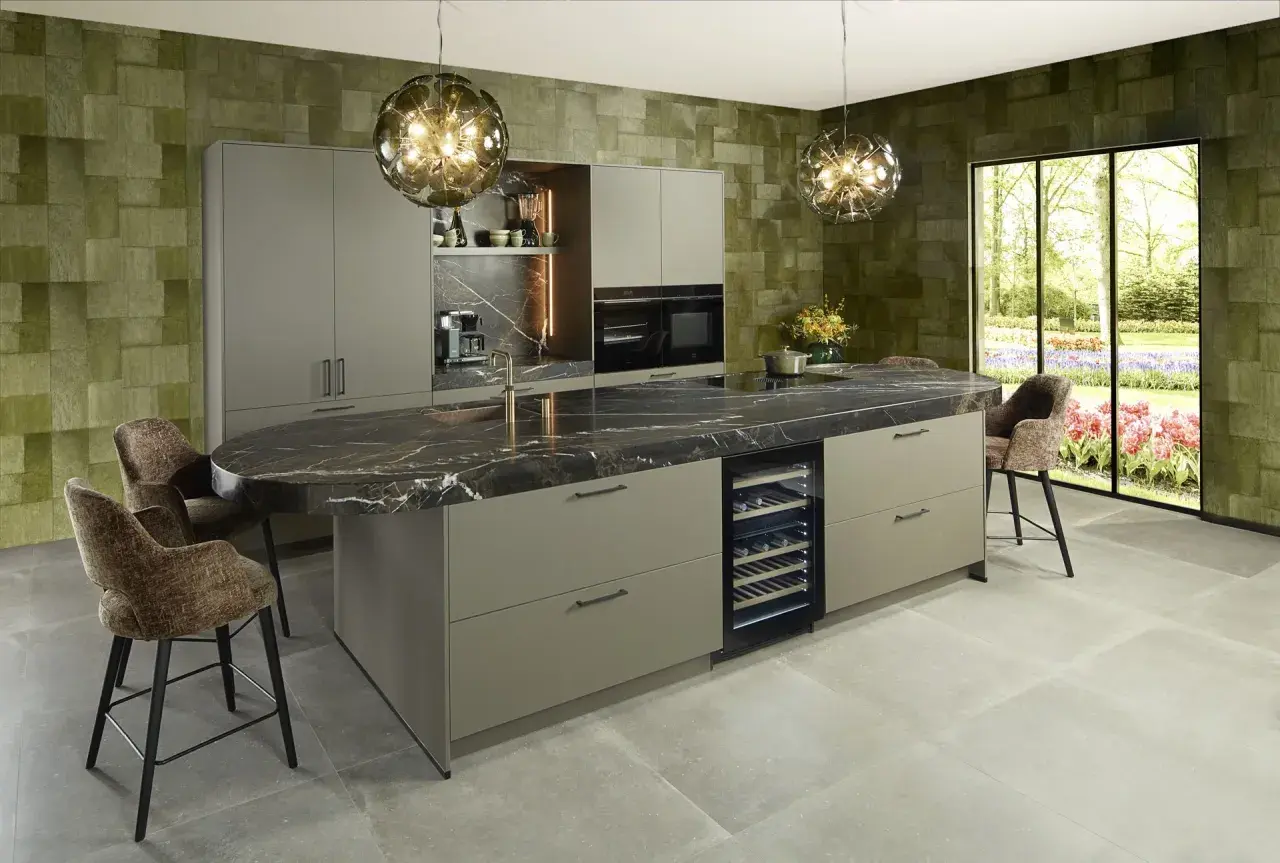Moderne 2 kleuren keuken met marmeren eiland, wijnkoeler en groene accentmuur. Een stijlvolle plek om te koken en te genieten.