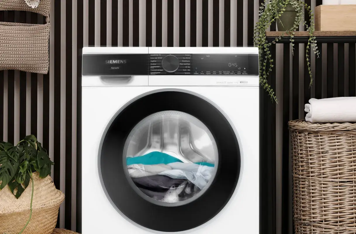De wasmachine trommel loopt aan met een lading kleding, klaar voor een frisse wasbeurt.