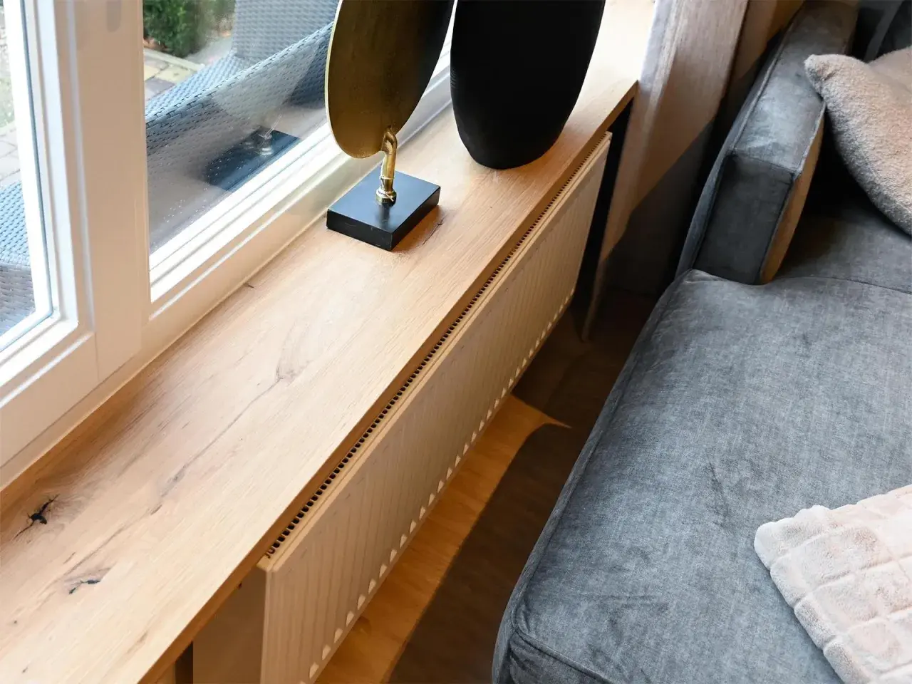 Een houten vensterbank renoveren met een moderne uitstraling. De vensterbank is van licht hout en heeft een subtiele nerf.