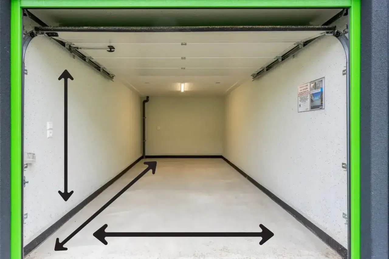 Lege garagebox met pijlen die de afmetingen aangeven, ideaal voor garagebox inrichten.