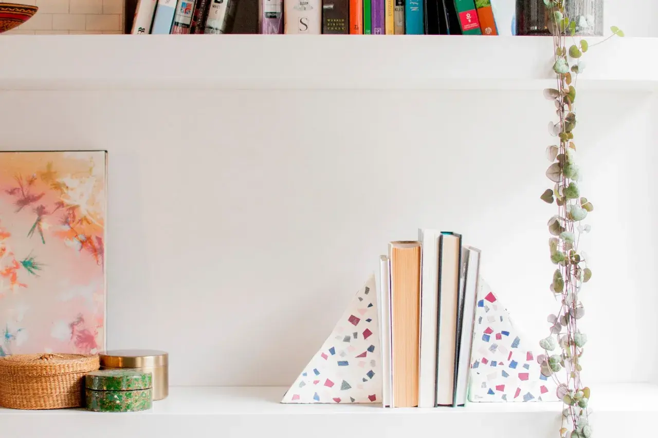 Boekensteunen in terrazzo-stijl, een leuke diy-project, houden boeken rechtop op een plank.
