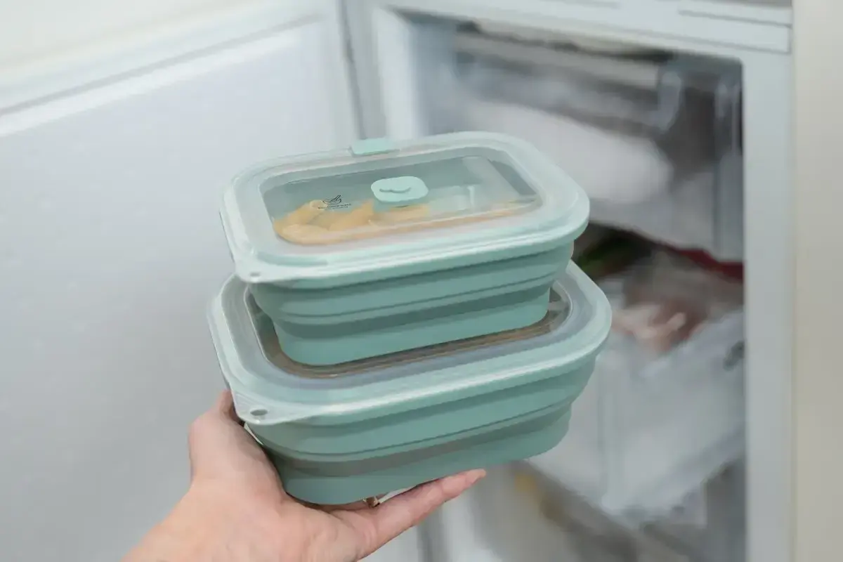 Twee opvouwbare plastic bakjes, ideaal voor het opbergen van etensresten in de koelkast.