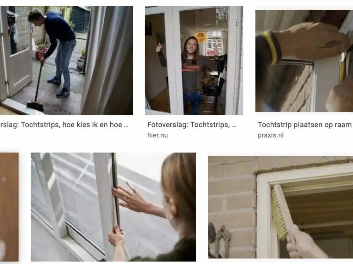 Man veegt deurpost schoon, vrouw geeft duim omhoog bij raam, hand plaatst tochtstrip. Zo kies je de beste tochtstrip voor je huis.