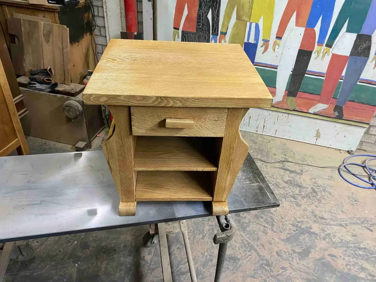 Houten nachtkastje met één lade en open vakken, klaar voor meubels zandstralen.
