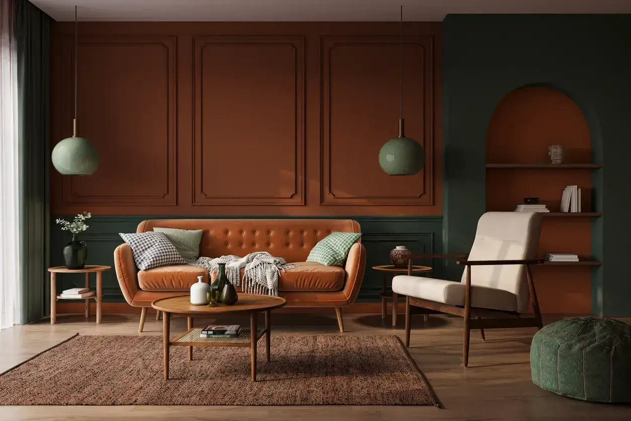 Een woonkamer in art deco stijl met een oranje bank, fauteuil, ronde salontafel en groene accenten.