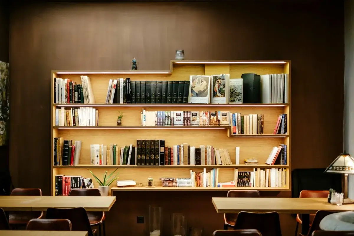 Boekenplanken vol met boeken, klaar voor een kelder opruimen.