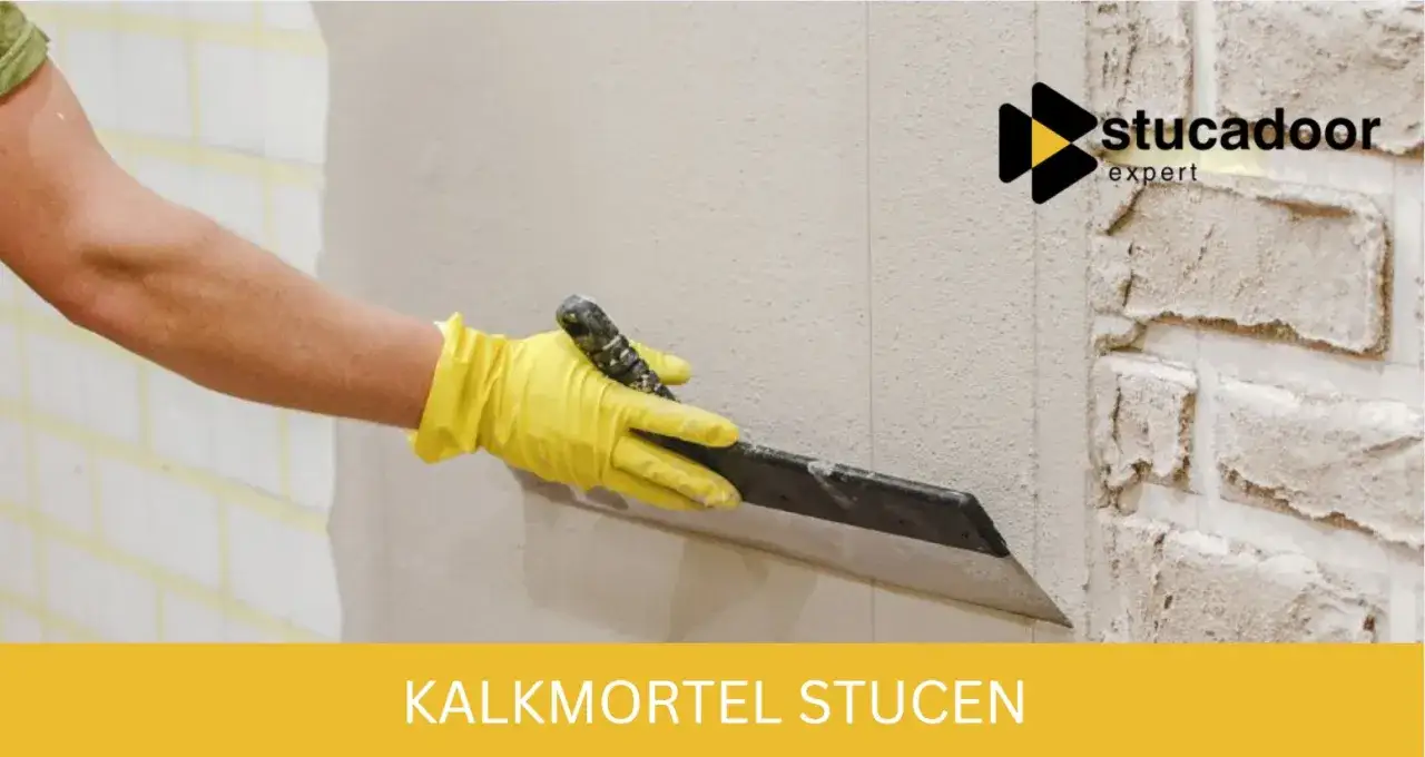 Hand met gele handschoen brengt kalkmortel aan op een binnenmuur met een troffel. Stucadoor expert.