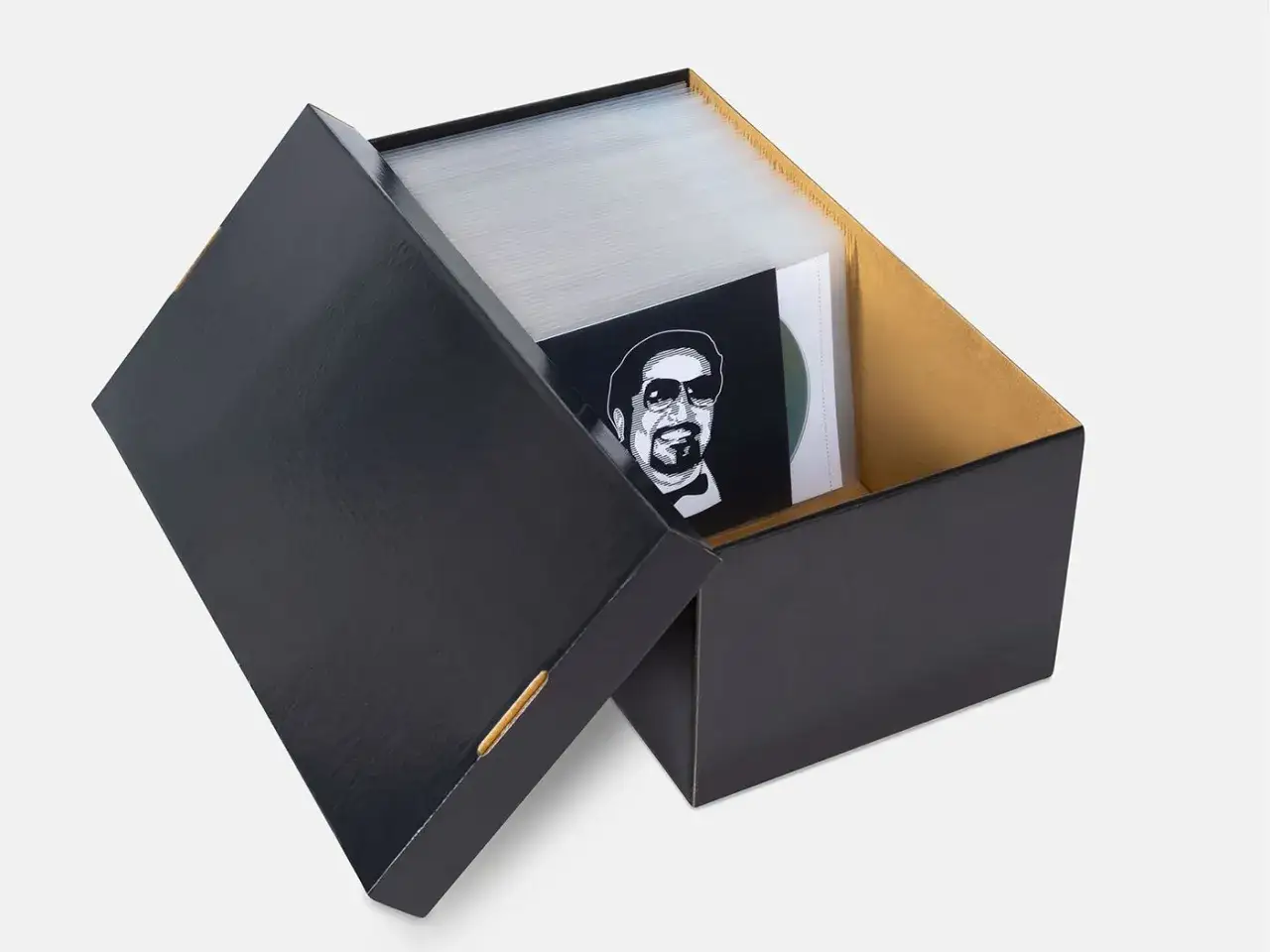 Zwarte opbergdoos met cd's, met een portret van een man op de voorste hoes. Een dilemma: cd's weggooien of bewaren?