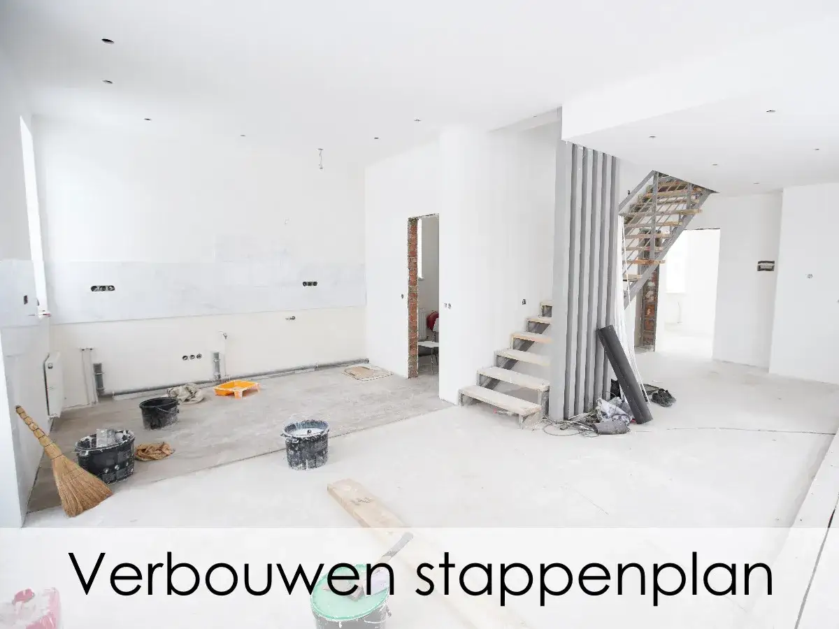 Een huis in aanbouw, met emmers, bezem en een trap. Dit is een visuele gids voor hoe je een verbouwing aanpakt.