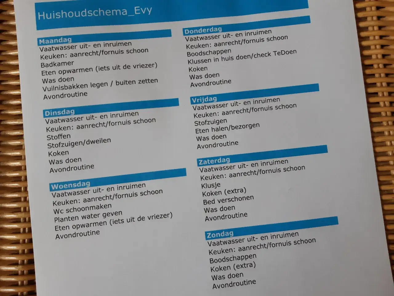 Een huishoudschema met taken per dag, zoals vaatwasser inruimen, keuken schoonmaken en was doen.