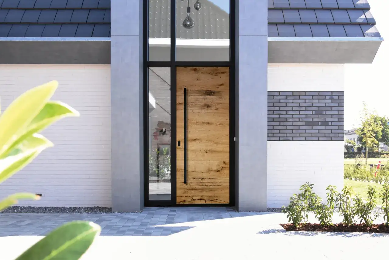 Moderne voordeur met houten panelen en een glazen strook. Perfecte voordeur inspiratie voor een strakke entree.
