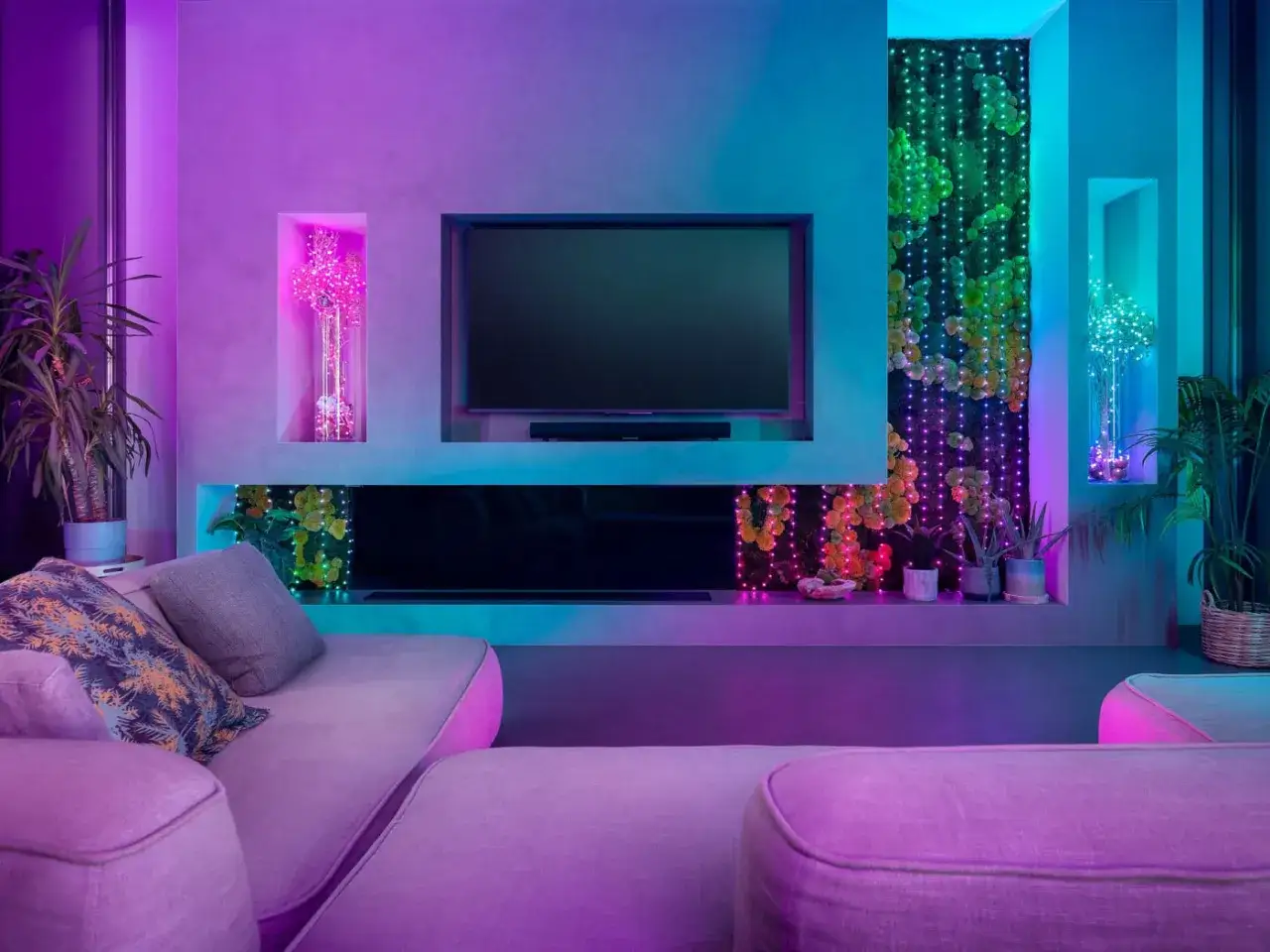 Moderne woonkamer met sfeervolle LED-verlichting, een groen moswand en planten. Een stijlvol alternatief voor kaarsen voor gezellige avonden.