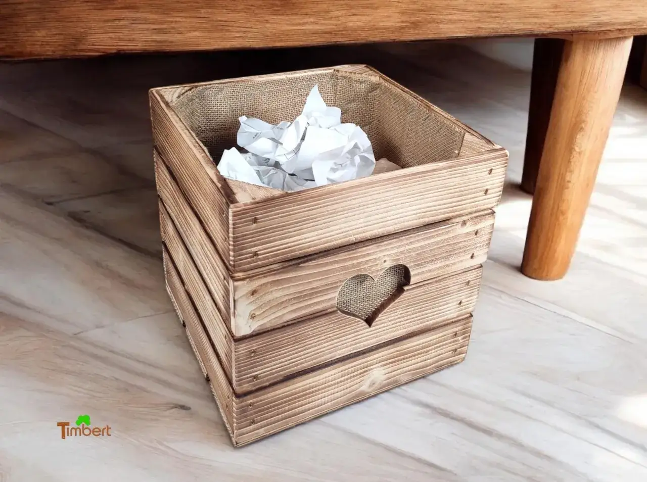 Houten kistje met hartvormige uitsparing, ideaal voor oud papier opbergen.