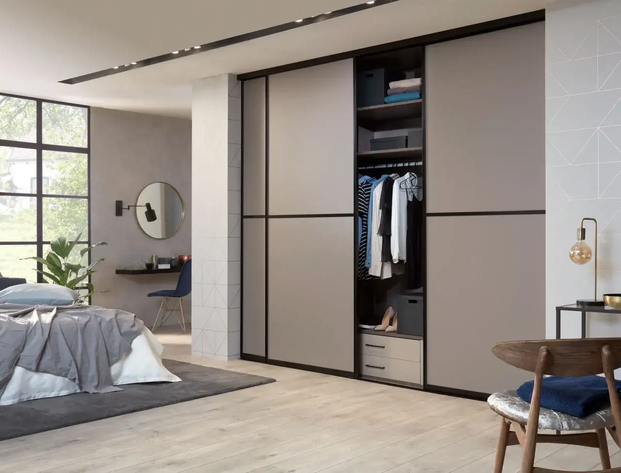 Moderne slaapkamer met inloopkast. De plattegrond van de slaapkamer toont een ruimtelijk effect met een groot raam en een op maat gemaakte kastenwand.
