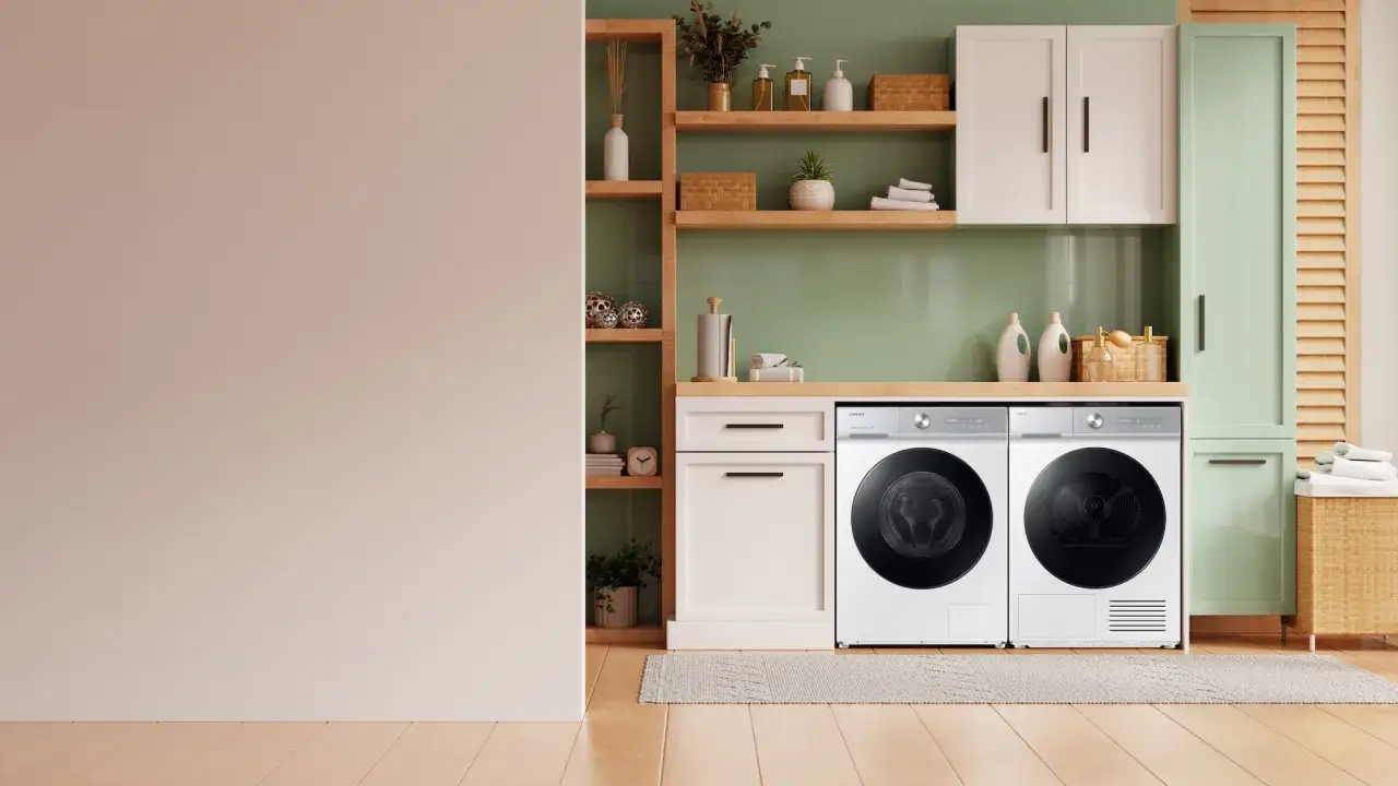 Een nette wasruimte met een wasmachine en droger. De wasmachine lijkt leeg, dus er is te weinig was in de wasmachine voor een volle lading.