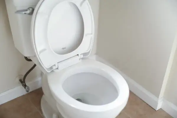 Een schone wc-bril, klaar voor een grondige reiniging met baking soda.