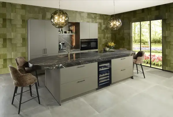 Moderne 2 kleuren keuken met marmeren eiland, wijnkoeler en groene accentmuur. Een stijlvolle plek om te koken en te genieten.
