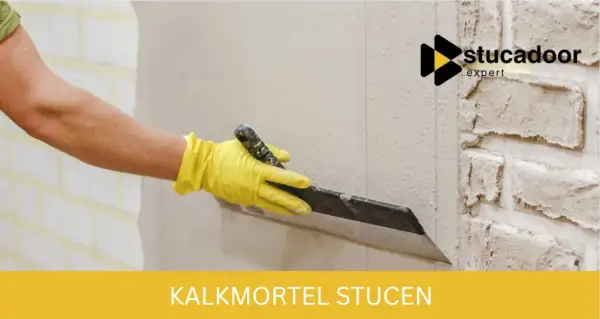 Hand met gele handschoen brengt kalkmortel aan op een binnenmuur met een troffel. Stucadoor expert.
