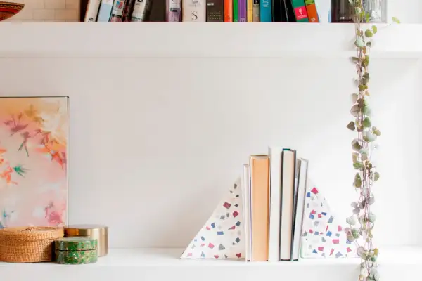 Boekensteunen in terrazzo-stijl, een leuke diy-project, houden boeken rechtop op een plank.