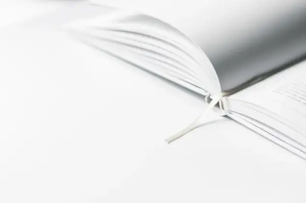 Een open boek met een wit lint, dat de essentie van minimalisme uitstraalt.