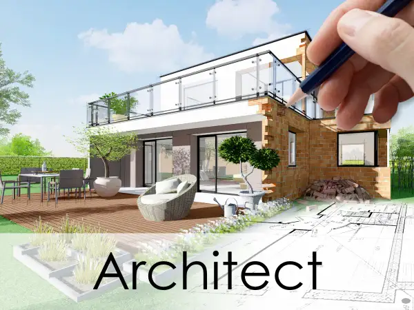 Een architect tekent aan een moderne woning met terras en tuin. De verbouwing is in volle gang.