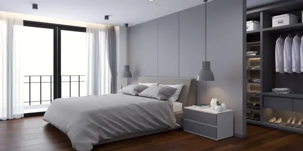 Moderne slaapkamer met een groot bed, nachtkastje en een open inloopkast. De plattegrond van deze slaapkamer met inloopkast is stijlvol en opgeruimd.