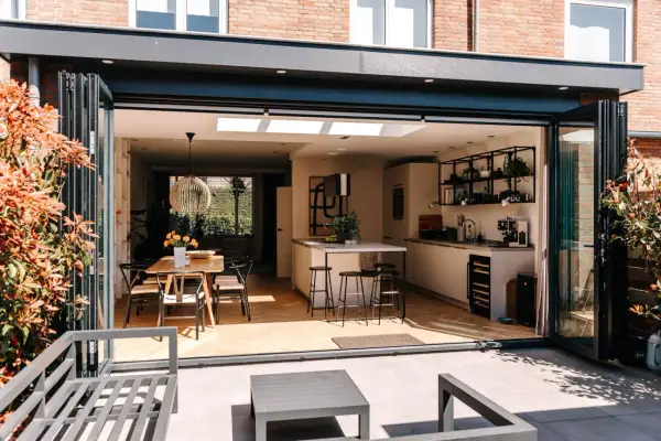 Moderne keuken en eethoek in een vergunningsvrij uitgebouwde achterzijde woning, met vouwdeuren naar terras.