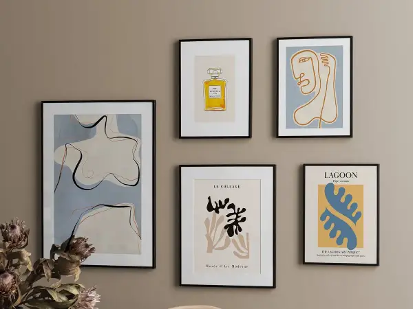Moderne kunst aan de muur: abstracte lijnen, een Chanel-fles en gezichtsvormen. Inspiratie voor foto's aan de muur ideeën.