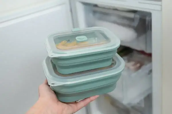 Twee opvouwbare plastic bakjes, ideaal voor het opbergen van etensresten in de koelkast.