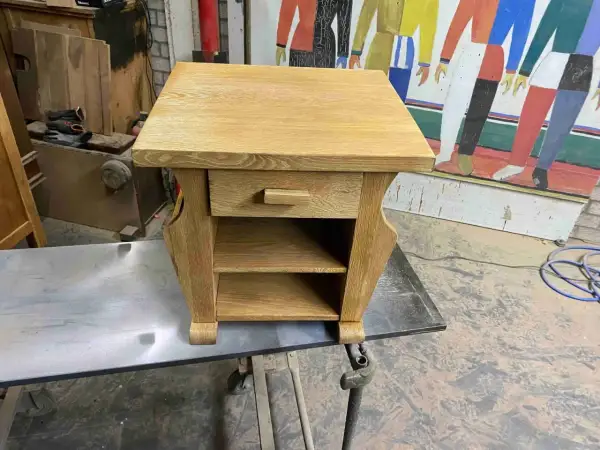 Houten nachtkastje met één lade en open vakken, klaar voor meubels zandstralen.