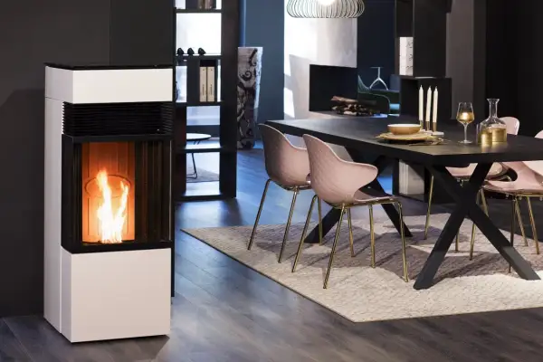 Moderne pelletkachel met vlammen, ideaal om in te bouwen in een open haard voor extra sfeer en warmte.